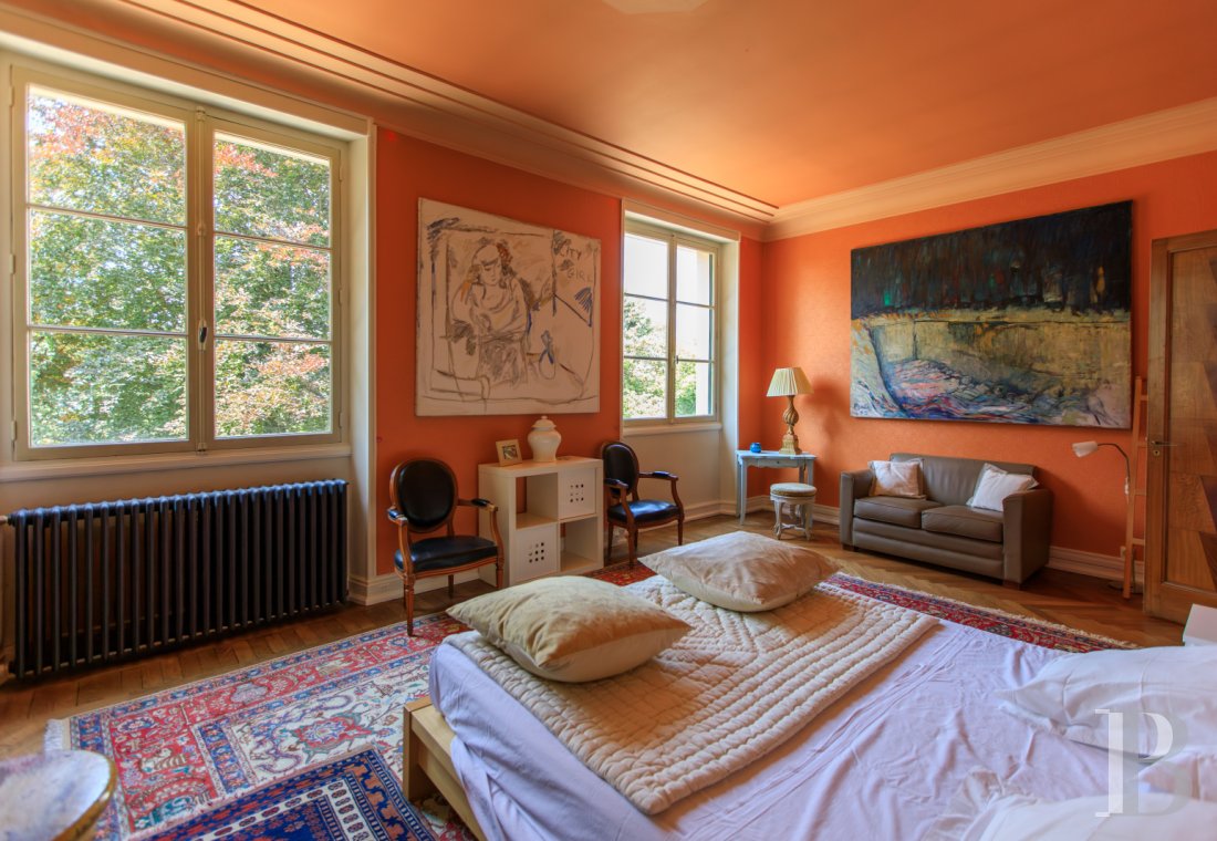 En Saône-et-Loire, à Mâcon, une villa et son jardin entièrement de style Art déco - photo  n°44